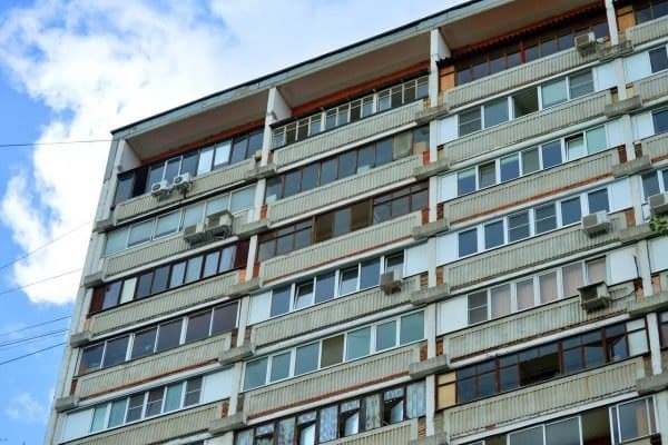 В доме на Бескудниковском бульваре отремонтируют освещение и козырек на входе