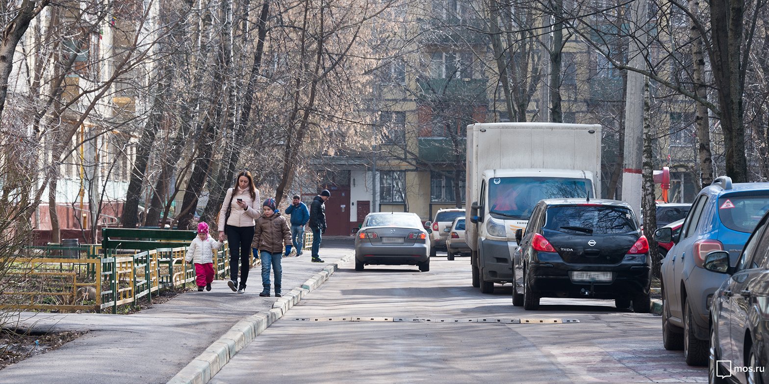 У дома в Бескудниковском бульваре оградили приямок